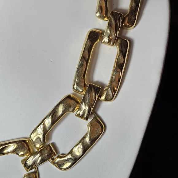 Vintage gold tone hammered square bold statement necklace. - Picture 6 of 11